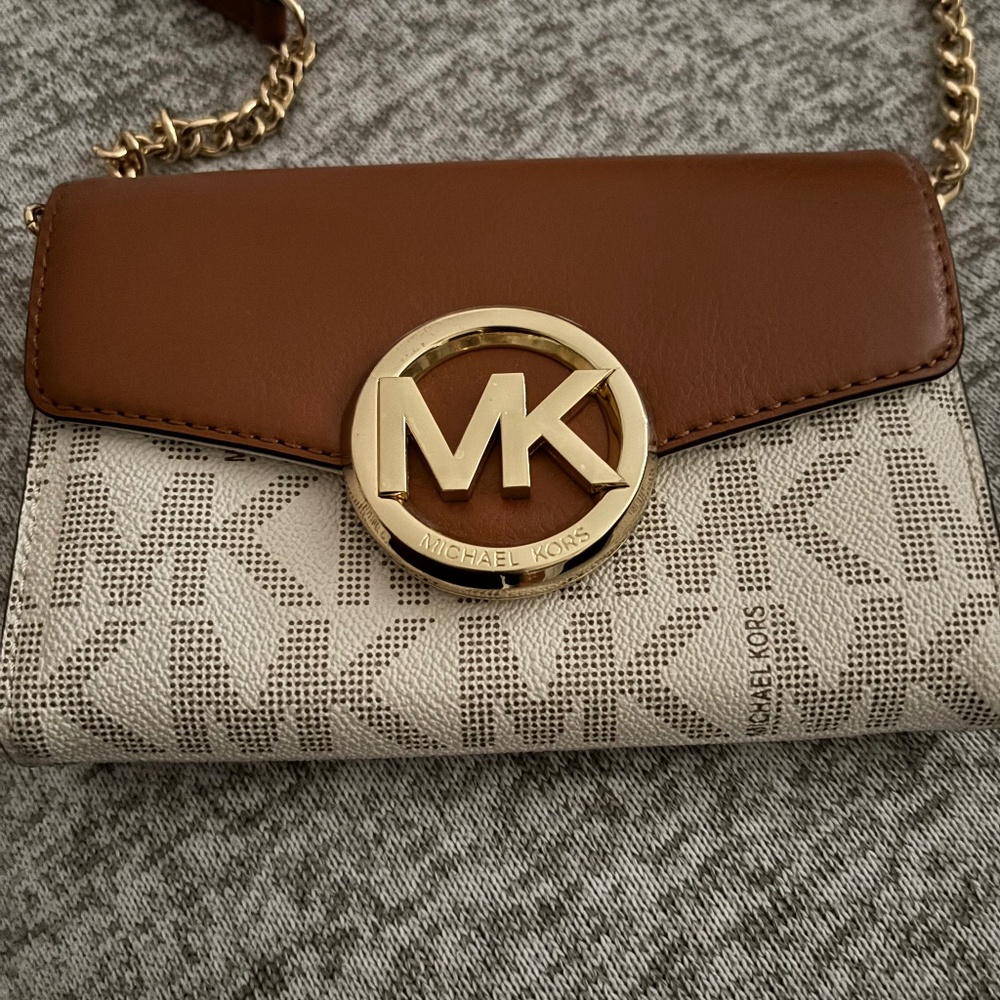 NWOT Michael Kors Hudson Vanilla Crossbody Adjustable Handbag w/Lots of Features